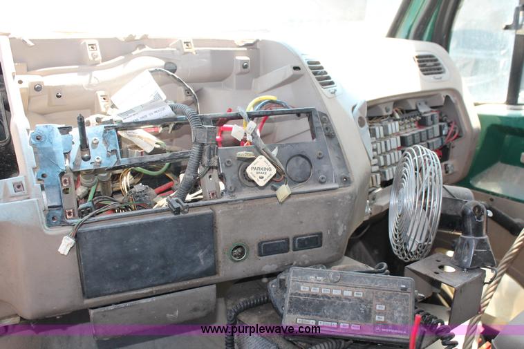 image for item K8811 2001 Sterling L9500 truck cab and chassis