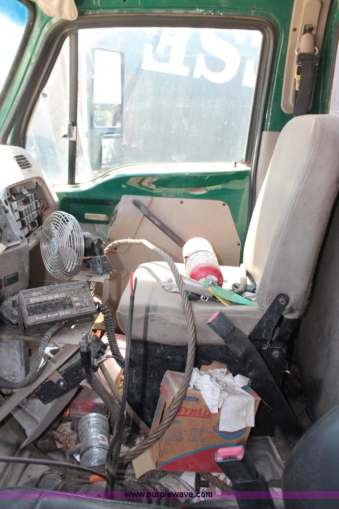 image for item K8811 2001 Sterling L9500 truck cab and chassis