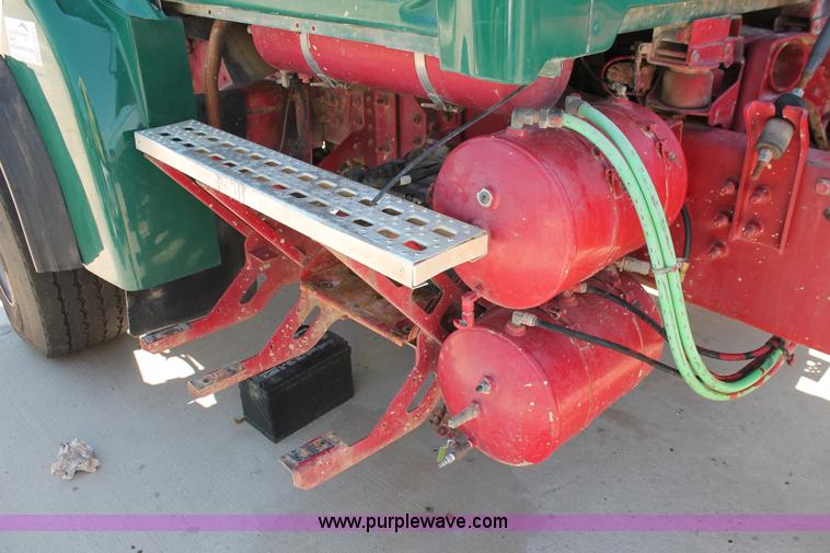 image for item K8811 2001 Sterling L9500 truck cab and chassis