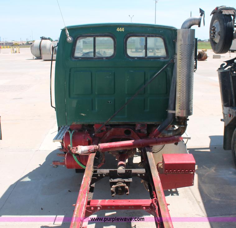 image for item K8811 2001 Sterling L9500 truck cab and chassis