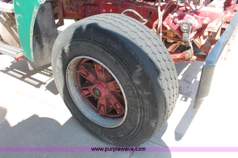 image for item K8811 2001 Sterling L9500 truck cab and chassis