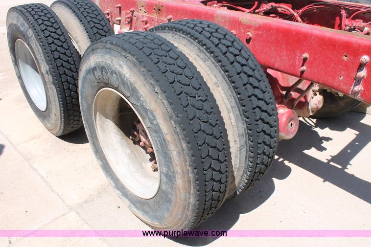 image for item K8811 2001 Sterling L9500 truck cab and chassis