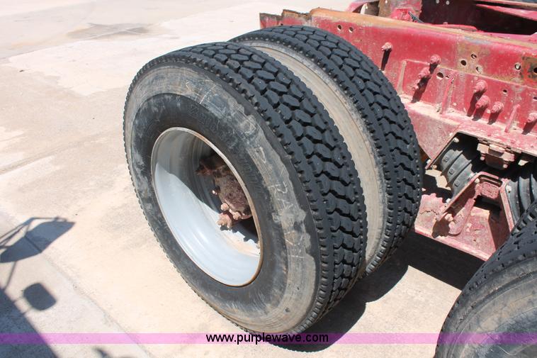 image for item K8811 2001 Sterling L9500 truck cab and chassis