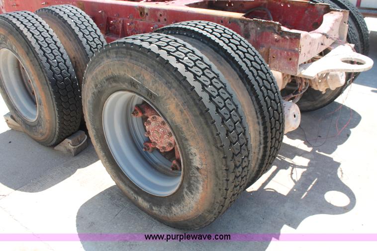 image for item K8811 2001 Sterling L9500 truck cab and chassis