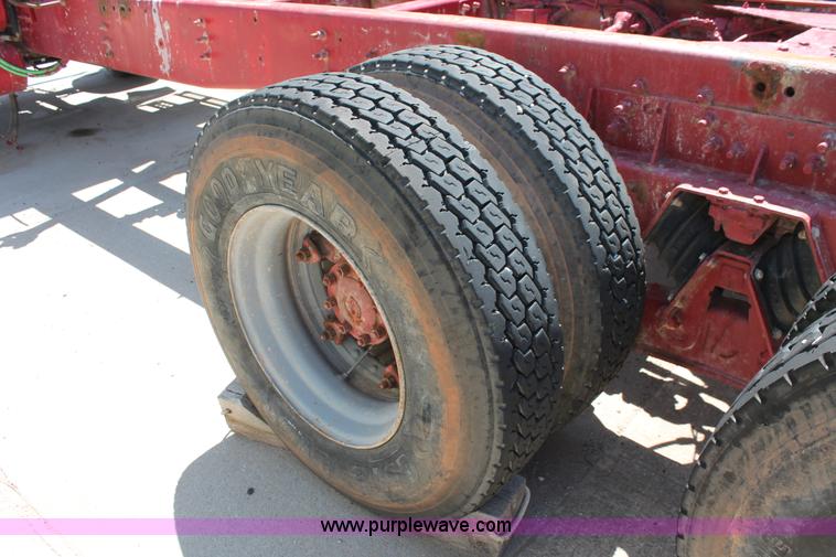 image for item K8811 2001 Sterling L9500 truck cab and chassis