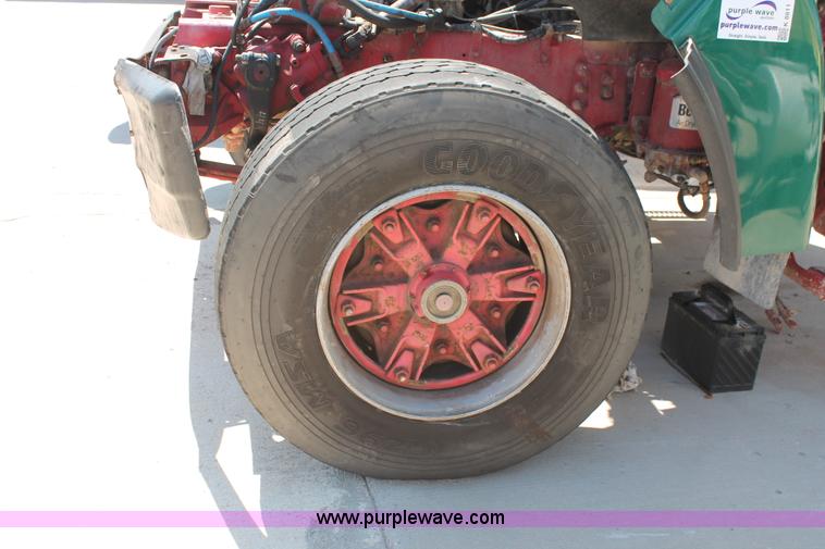 image for item K8811 2001 Sterling L9500 truck cab and chassis