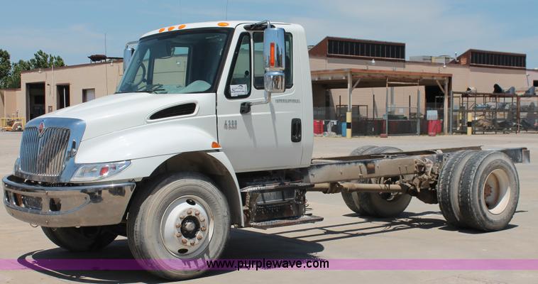 image for item K8816 2002 International 4300 truck cab and chassis