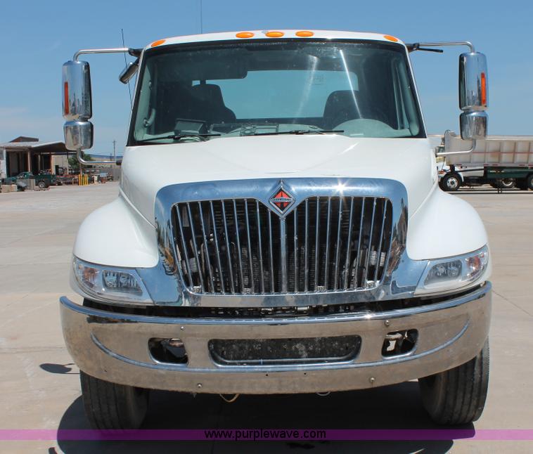 image for item K8816 2002 International 4300 truck cab and chassis