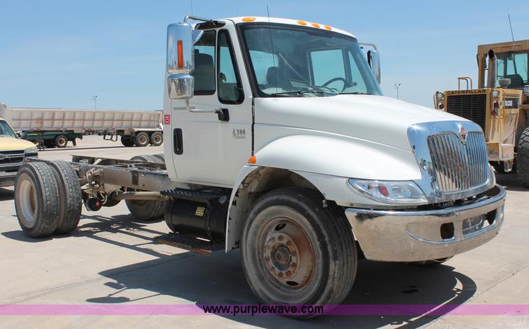 image for item K8816 2002 International 4300 truck cab and chassis