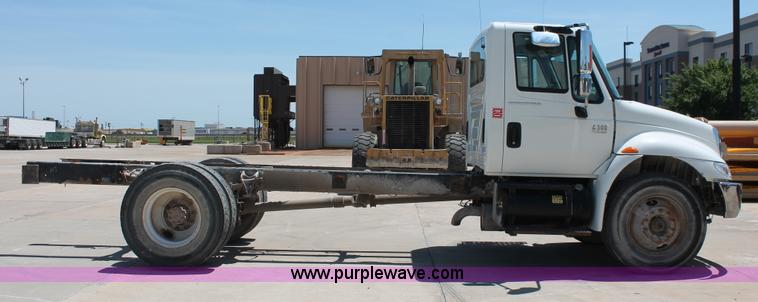 image for item K8816 2002 International 4300 truck cab and chassis