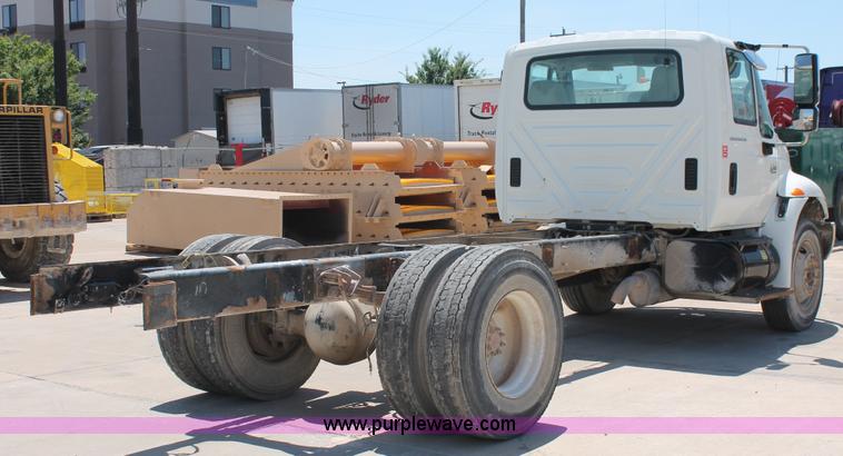 image for item K8816 2002 International 4300 truck cab and chassis