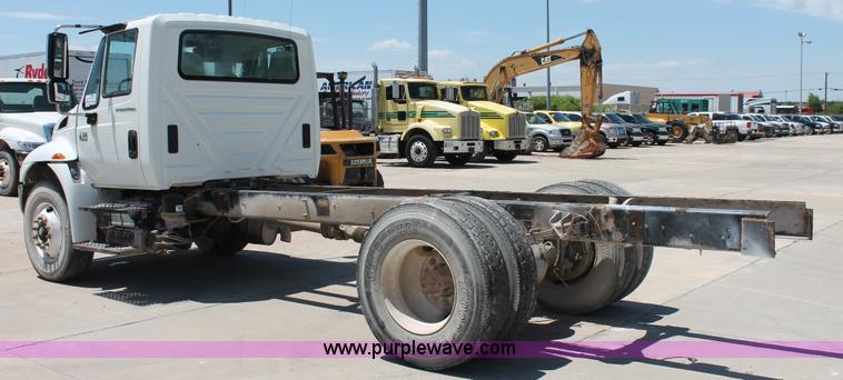 image for item K8816 2002 International 4300 truck cab and chassis