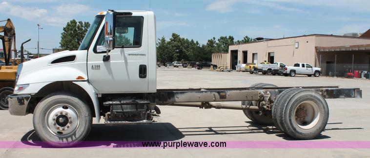 image for item K8816 2002 International 4300 truck cab and chassis