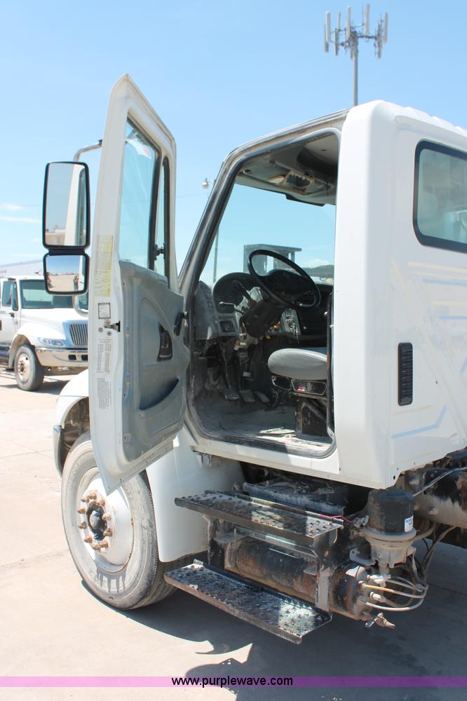 image for item K8816 2002 International 4300 truck cab and chassis