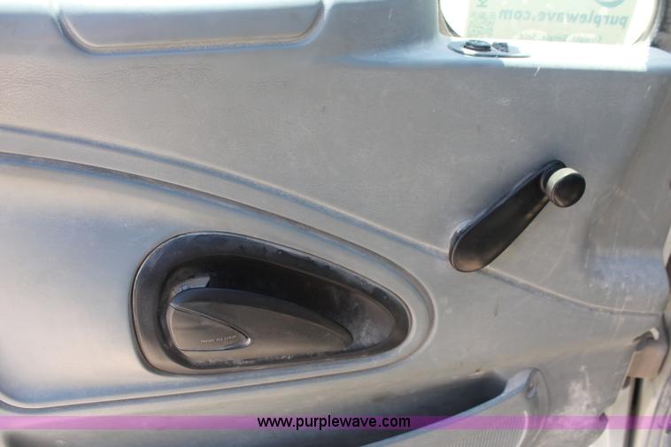 image for item K8816 2002 International 4300 truck cab and chassis