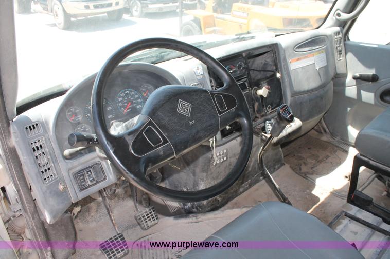 image for item K8816 2002 International 4300 truck cab and chassis