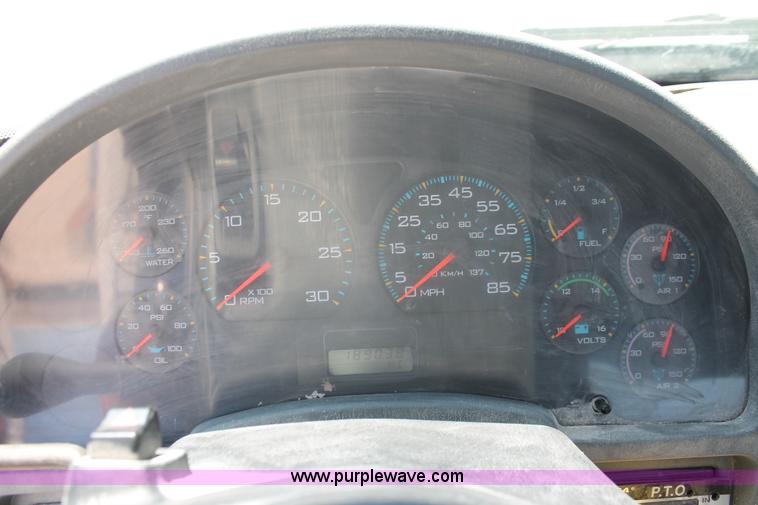 image for item K8816 2002 International 4300 truck cab and chassis