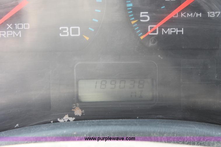 image for item K8816 2002 International 4300 truck cab and chassis