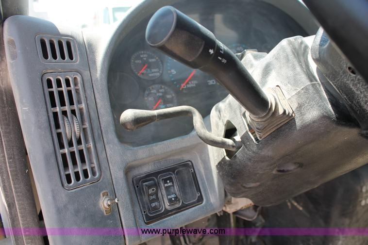 image for item K8816 2002 International 4300 truck cab and chassis