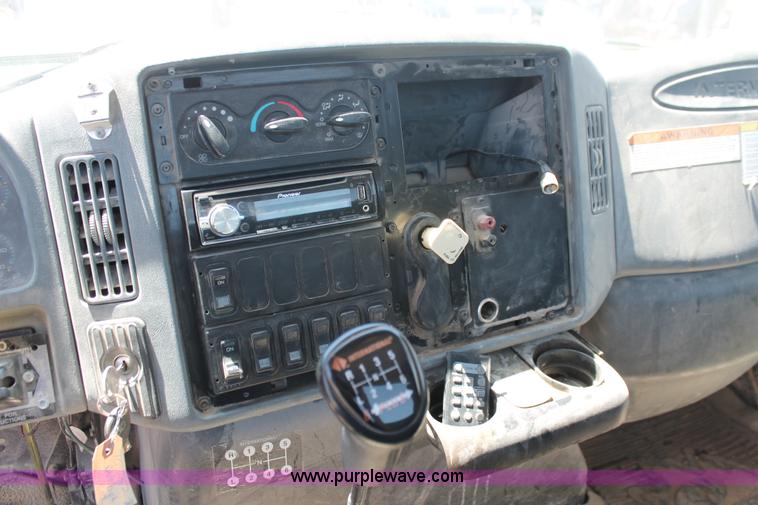image for item K8816 2002 International 4300 truck cab and chassis