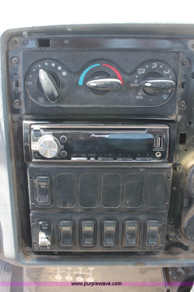 image for item K8816 2002 International 4300 truck cab and chassis