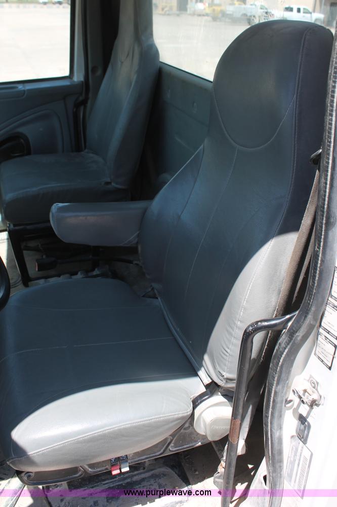 image for item K8816 2002 International 4300 truck cab and chassis