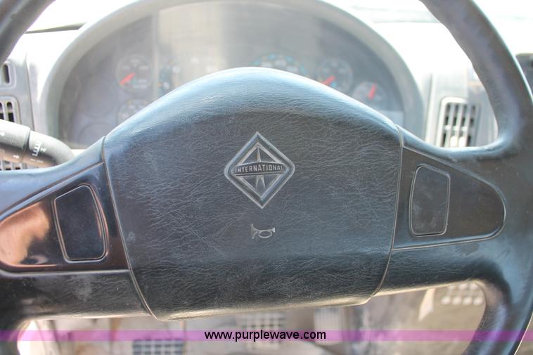 image for item K8816 2002 International 4300 truck cab and chassis