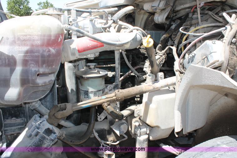 image for item K8816 2002 International 4300 truck cab and chassis