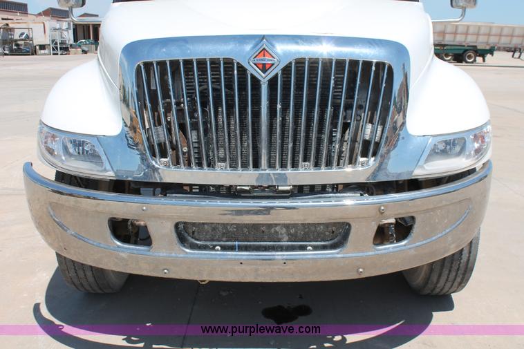 image for item K8816 2002 International 4300 truck cab and chassis