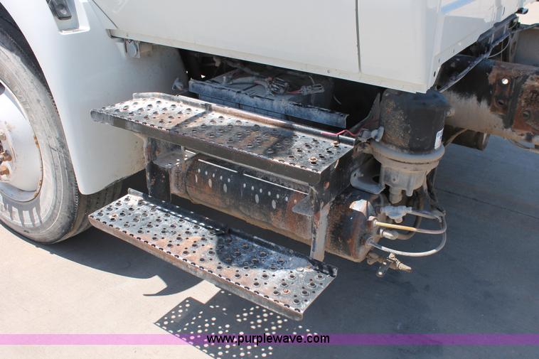 image for item K8816 2002 International 4300 truck cab and chassis