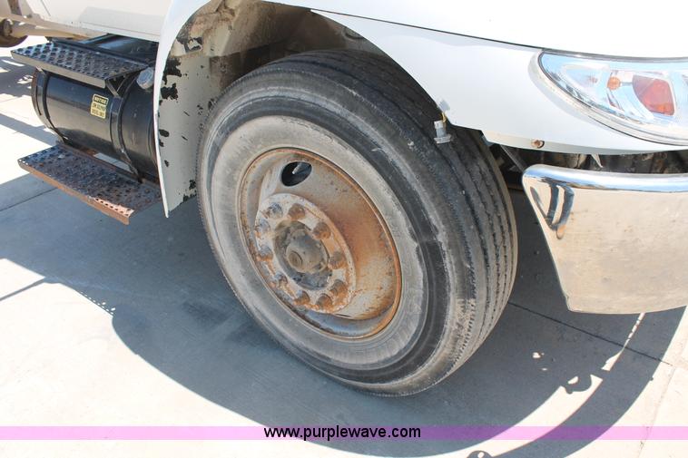 image for item K8816 2002 International 4300 truck cab and chassis