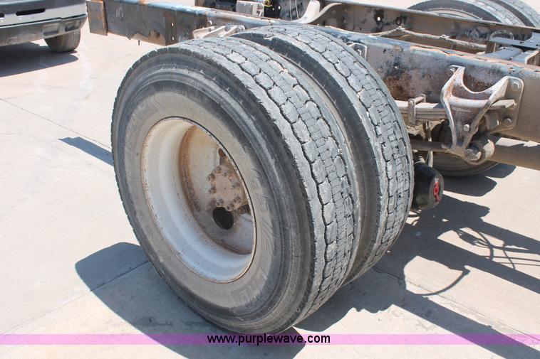 image for item K8816 2002 International 4300 truck cab and chassis