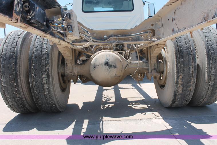 image for item K8816 2002 International 4300 truck cab and chassis