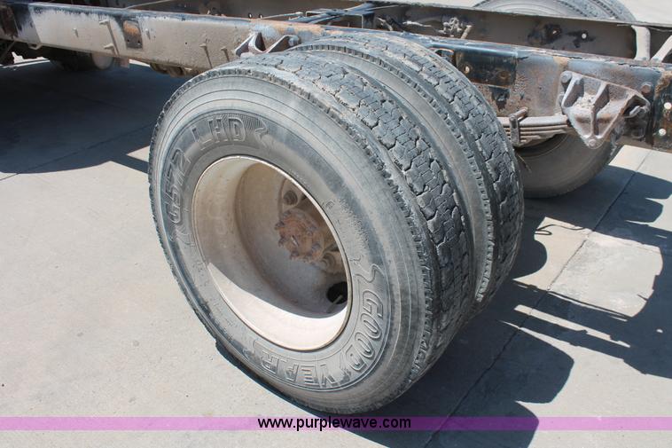 image for item K8816 2002 International 4300 truck cab and chassis