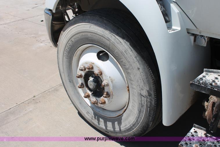 image for item K8816 2002 International 4300 truck cab and chassis