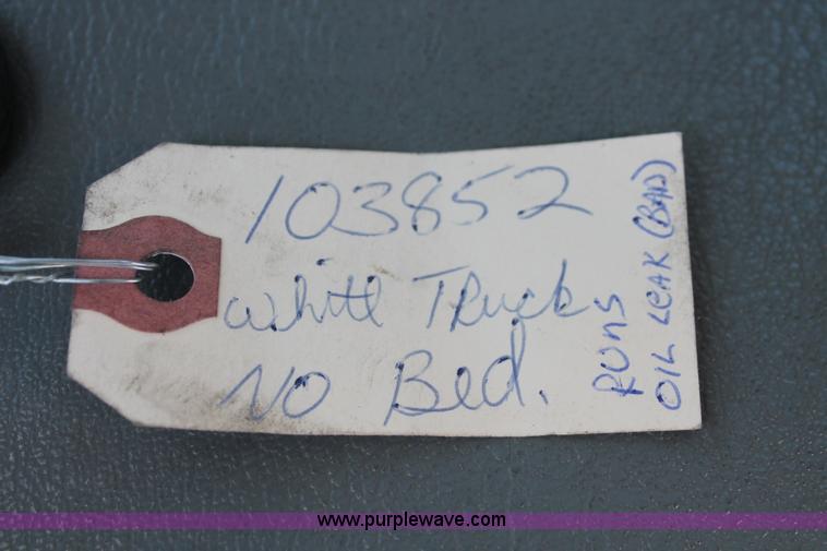 image for item K8816 2002 International 4300 truck cab and chassis