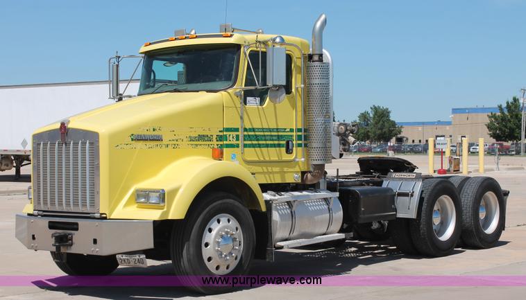 image for item K8817 2007 Kenworth T800 semi truck