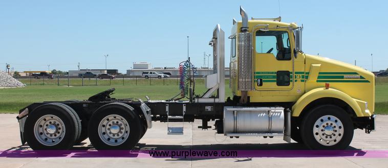 image for item K8817 2007 Kenworth T800 semi truck
