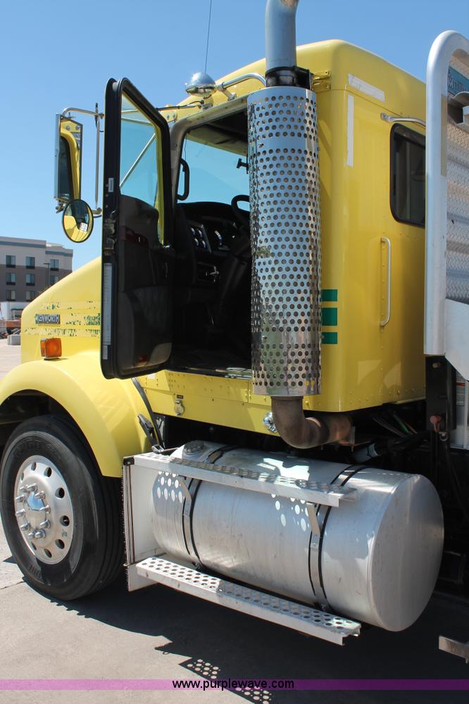 image for item K8817 2007 Kenworth T800 semi truck