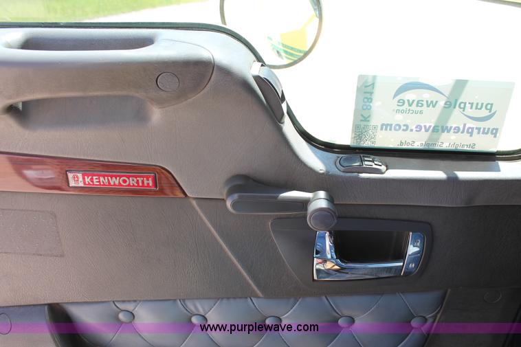 image for item K8817 2007 Kenworth T800 semi truck