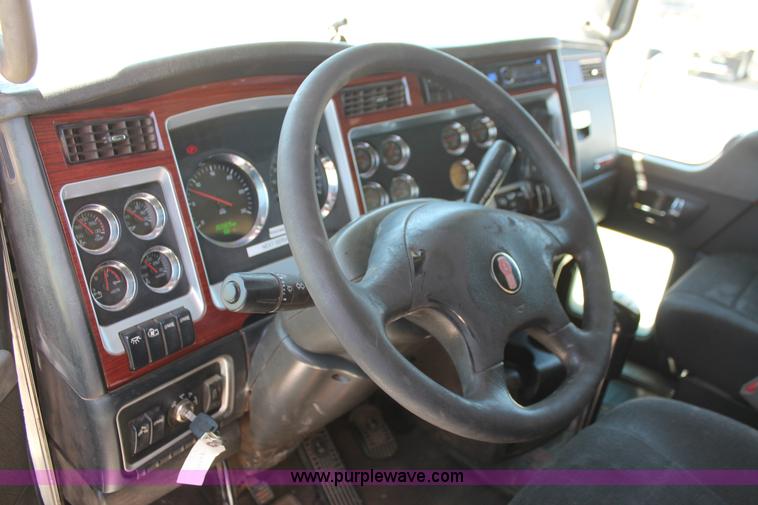 image for item K8817 2007 Kenworth T800 semi truck