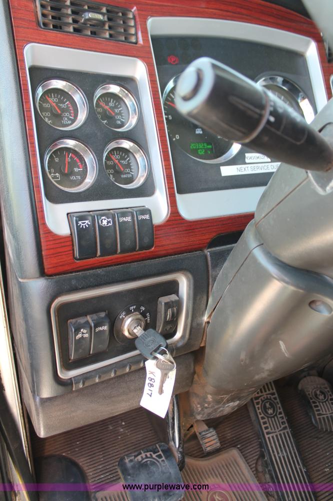 image for item K8817 2007 Kenworth T800 semi truck