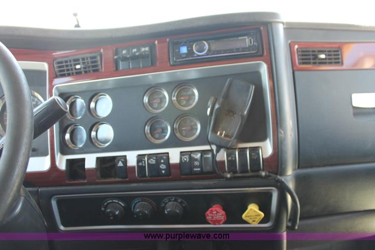 image for item K8817 2007 Kenworth T800 semi truck