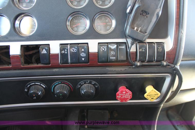 image for item K8817 2007 Kenworth T800 semi truck