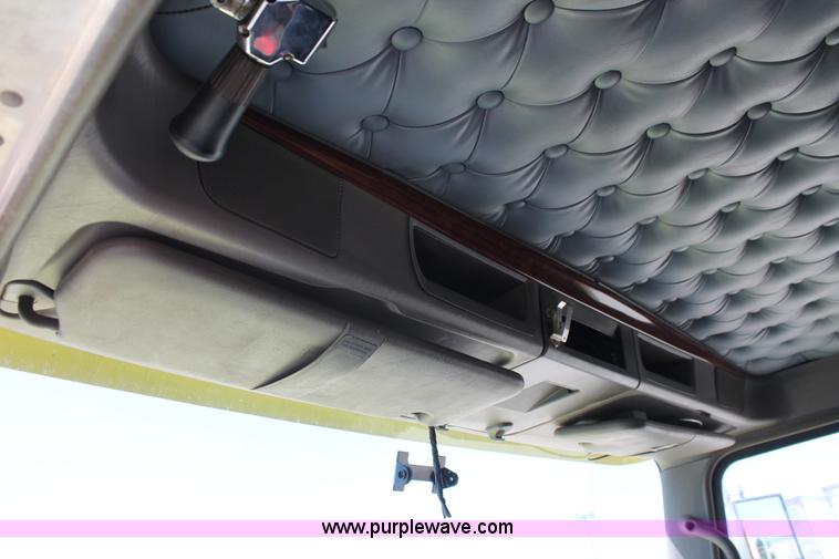 image for item K8817 2007 Kenworth T800 semi truck