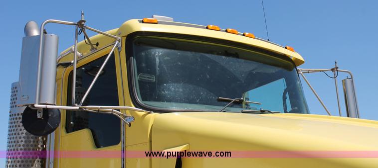 image for item K8817 2007 Kenworth T800 semi truck