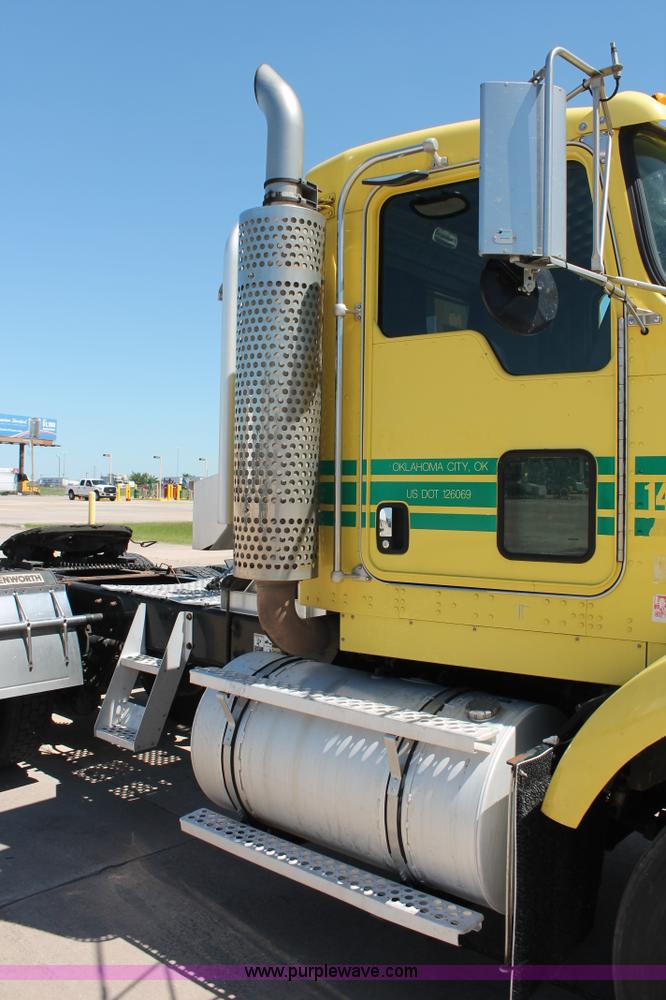 image for item K8817 2007 Kenworth T800 semi truck