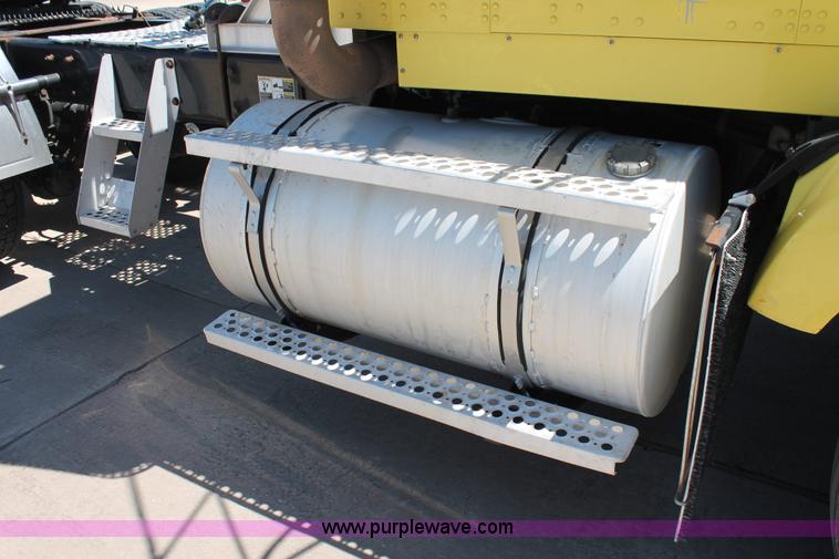 image for item K8817 2007 Kenworth T800 semi truck