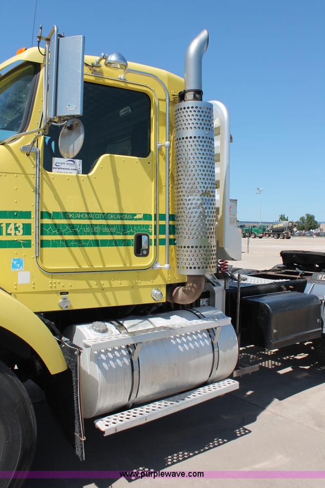 image for item K8817 2007 Kenworth T800 semi truck