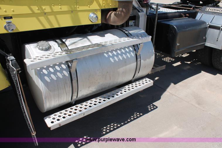 image for item K8817 2007 Kenworth T800 semi truck